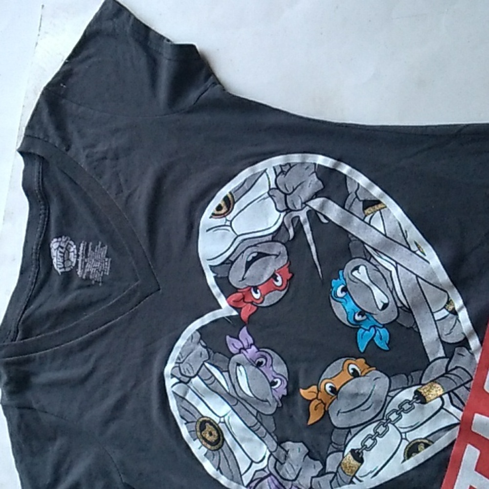 TMNT vneck tee size xl